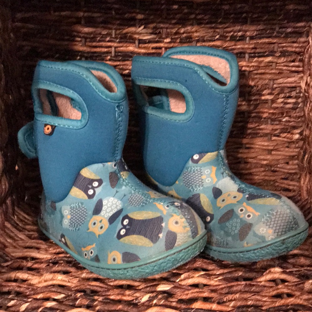 Size 8 (Toddler) owl print winter Bogs.